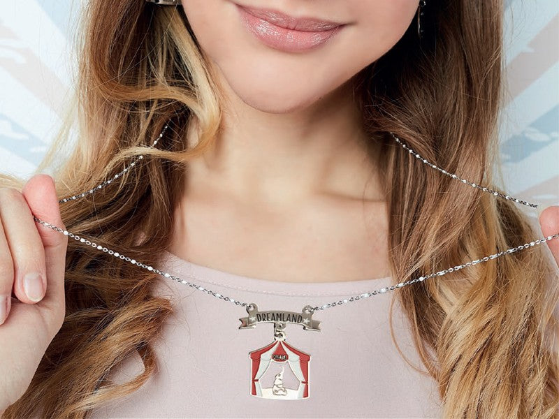 Dreamland, la terra dei sogni, è il circo in cui Dumbo è costretto a lavorare e rappresenta tutte le avversità della vita che incontriamo nel realizzare i nostri sogni. Il sogno di Dumbo è proprio quello di diventare una star del circo, nonostante le sue grandi orecchie, per salvare la sua mamma.  Sarà proprio questa sua particolarità ad aiutarlo nel raggiungere il proprio sogno imparando a volare!