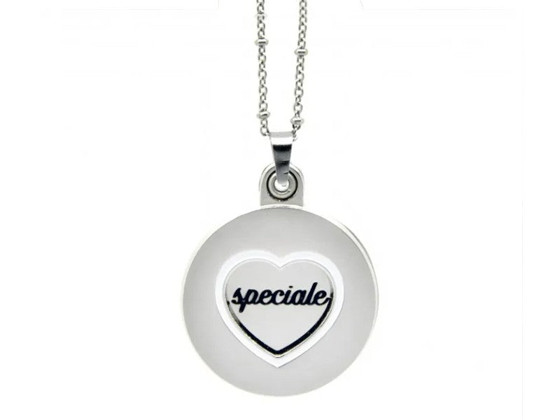 Collana con ciondolo apribile con all'interno la frase "Tu sei speciale" e sul fronte un cuore traforato con smalto bianco che lascia intravedere la parola "Speciale" quando il ciondolo è chiuso.