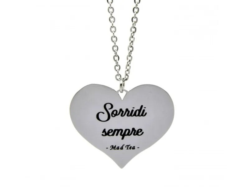 "Sorridi sempre"  Affrontare la vita con il sorriso è il secondo giusto ingrediente per superare tutte le difficoltà e raggiungere i propri sogni!  Collana con ciondolo a forma di cuoricino con incisa la frase "Sorridi sempre".