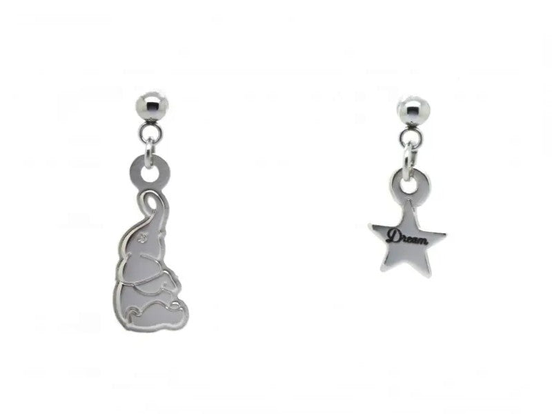 Orecchini asimmetrici con il piccolo Dumbo e stellina con incisa la parola "Dream" a richiamo del suo grande sogno di diventare una vera star del circo.