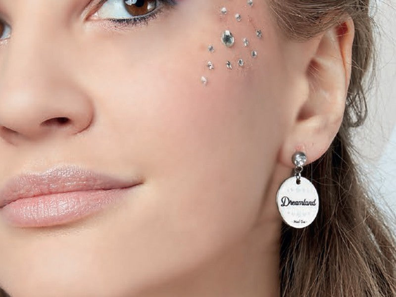 Dreamland, la terra dei sogni, è il circo in cui Dumbo è costretto a lavorare e rappresenta tutte le avversità della vita che incontriamo nel realizzare i nostri sogni. Il sogno di Dumbo è proprio quello di diventare una star del circo, nonostante le sue grandi orecchie, per salvare la sua mamma.