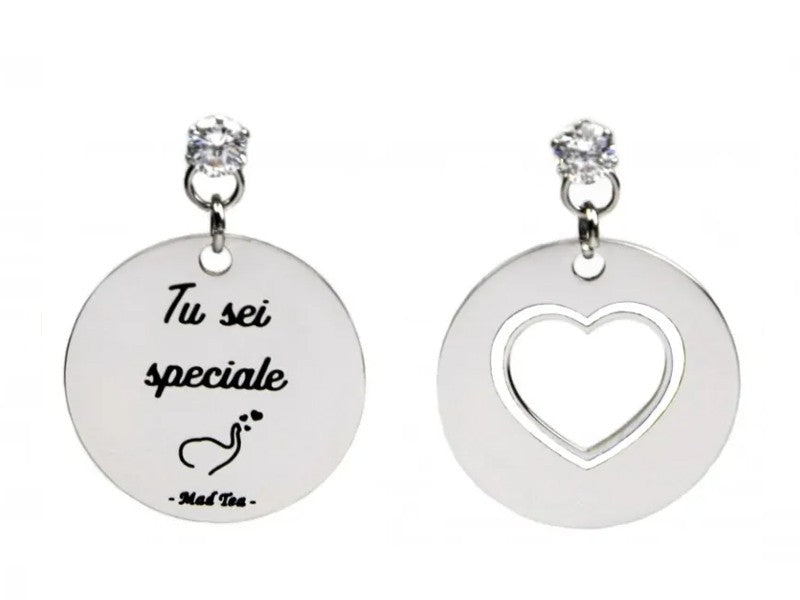 Orecchini asimmetrici con incisa la frase "Tu sei speciale" e cuore traforato con smalto bianco. Montatura con cristallo.