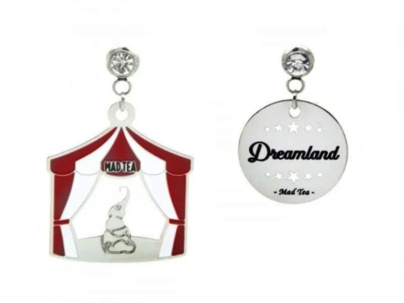 Orecchini asimmetrici con ciondolo smaltato a forma di circo da una parte e targhetta con incisa la parola "Dreamland" dall'altra.