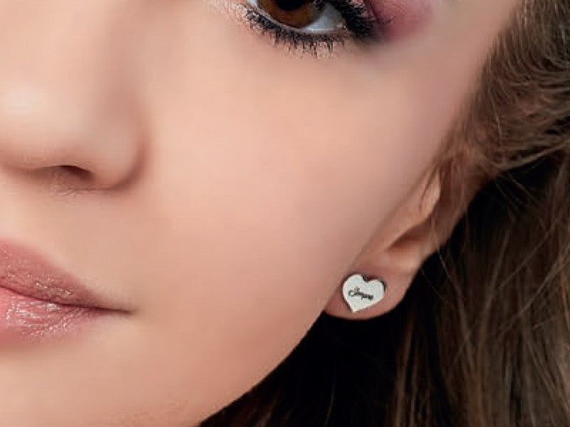 Orecchini dumbo con incisa la frase sorridi sempre