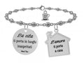 Bracciale ispirato al tema del ritorno, infatti ogni viaggio lo vivi tre volte: quando lo sogni, quando lo vivi e quando lo ricordi. Non importa quanto lontano andremo, solo quando torneremo a casa capiremo la vera dimensione del nostro viaggio. Sarà quella dei sorrisi quando racconteremo la nostra avventura a chi amiamo. Realizzato con catenella e ciondoli con incisione "La Vita ti porta in luoghi inaspettati" e "L'amore ti porta a Casa"