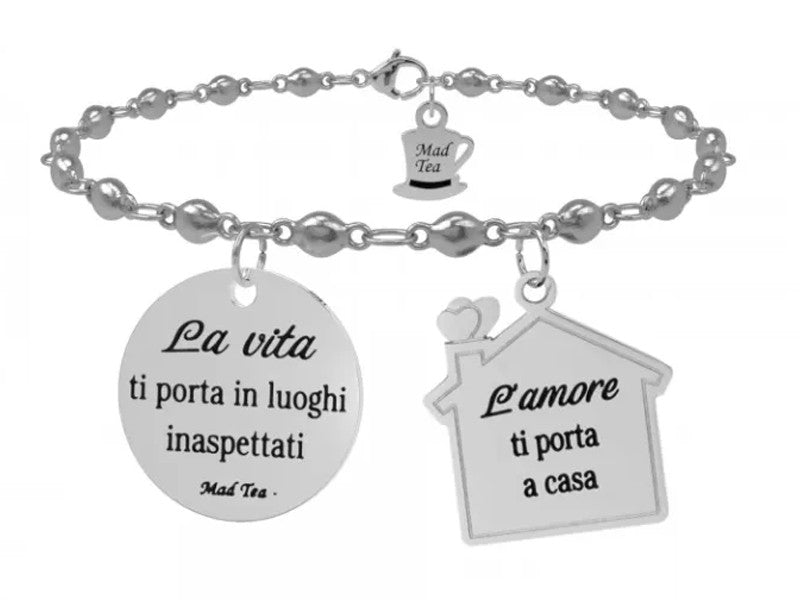 Bracciale ispirato al tema del ritorno, infatti ogni viaggio lo vivi tre volte: quando lo sogni, quando lo vivi e quando lo ricordi. Non importa quanto lontano andremo, solo quando torneremo a casa capiremo la vera dimensione del nostro viaggio. Sarà quella dei sorrisi quando racconteremo la nostra avventura a chi amiamo. Realizzato con catenella e ciondoli con incisione "La Vita ti porta in luoghi inaspettati" e "L'amore ti porta a Casa"