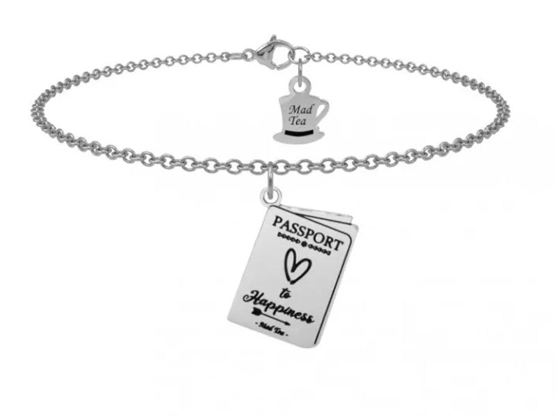 Un semplice passaporto diventa un magico documento di viaggio per poter raggiungere la nostra felicità! Bracciale con ciondolo a forma di passaporto con incisa la frase "Passport to Happiness".</p>