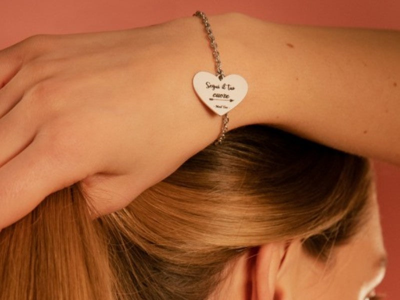 Bracciale in acciaio collezione Wanderlust con ciondolo a forma di cuore con incisa la frase: Segui il tuo cuore