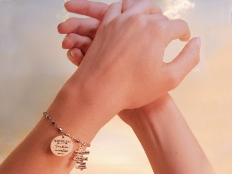 Bracciale Wanderlust con cartello verso i mondi magici disney