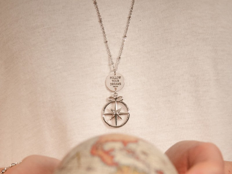 Collana mad tea collezione wanderlust con rosa dei venti e ciondolo inciso con scritta Follow your dreams