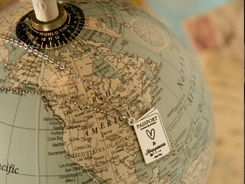 Collana Wanderlust con ciondolo a forma di passaporto in acciaio by Mad Tea