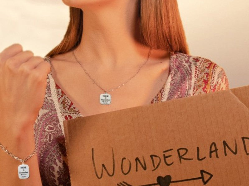 Un simpatico cartello da autostoppista per arrivare nel magico mondo di Alice: Wonderland!