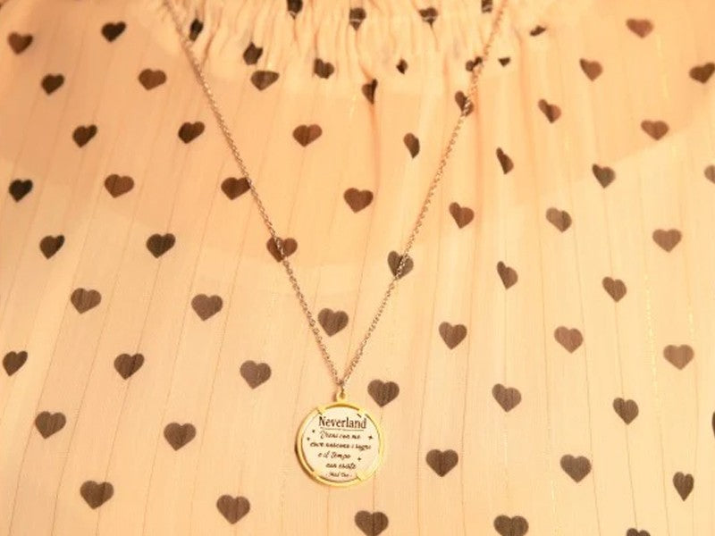Questa collana è ispirata a Neverland, l'isola che non c'è di Peter Pan, e rappresenta il viaggio che facciamo quando siamo in cerca del vero amore, quello vero, senza tempo, che esiste nelle favole.   Proprio come Peter e Wendy ❤️