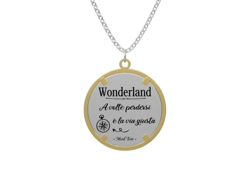 WONDERLAND è happiness, la felicità ❤️  A volte perdersi è la via giusta!  Questa collana è ispirata al viaggio di Alice nel suo magico mondo di Wonderland, il Paese delle Meraviglie. Questo viaggio rappresenta la ricerca di se stessi e della felicità. E proprio come quando Alice si sveglierà dal suo fantastico sogno capiremo che a volte non dobbiamo cercare chissà dove, spesso la felicità è davanti ai nostri occhi!