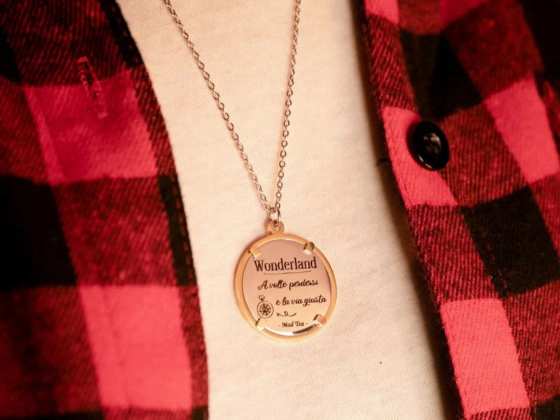 WONDERLAND è happiness, la felicità ❤️  A volte perdersi è la via giusta!  Questa collana è ispirata al viaggio di Alice nel suo magico mondo di Wonderland, il Paese delle Meraviglie.