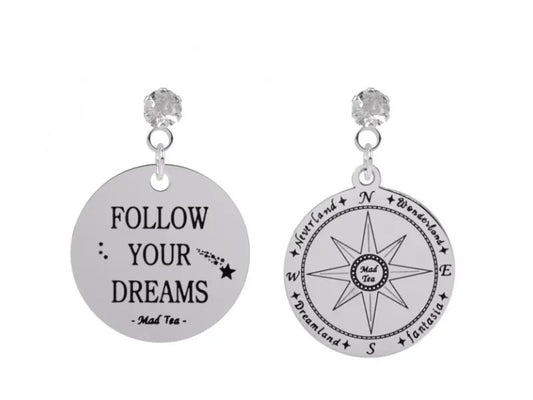 Orecchini con bussola dei sogni indicante la direzione dei mondi delle favole e targhetta con frase "Follow your dreams".