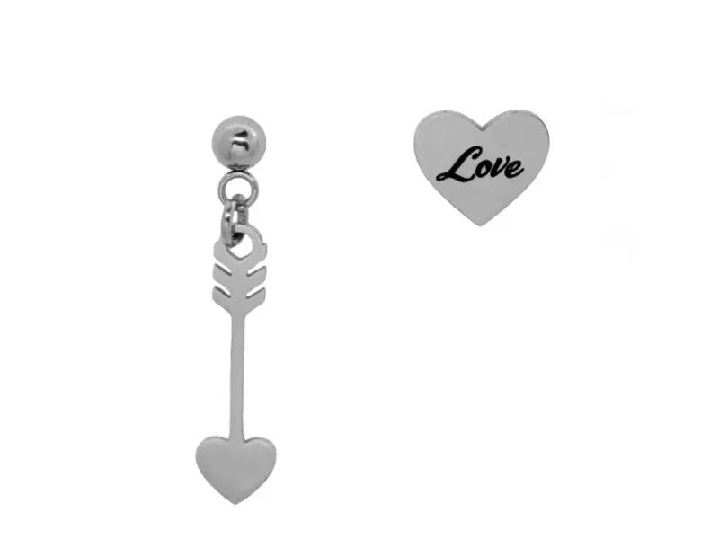 Orecchini con piccola freccia pendante che indica la direzione del cuore.