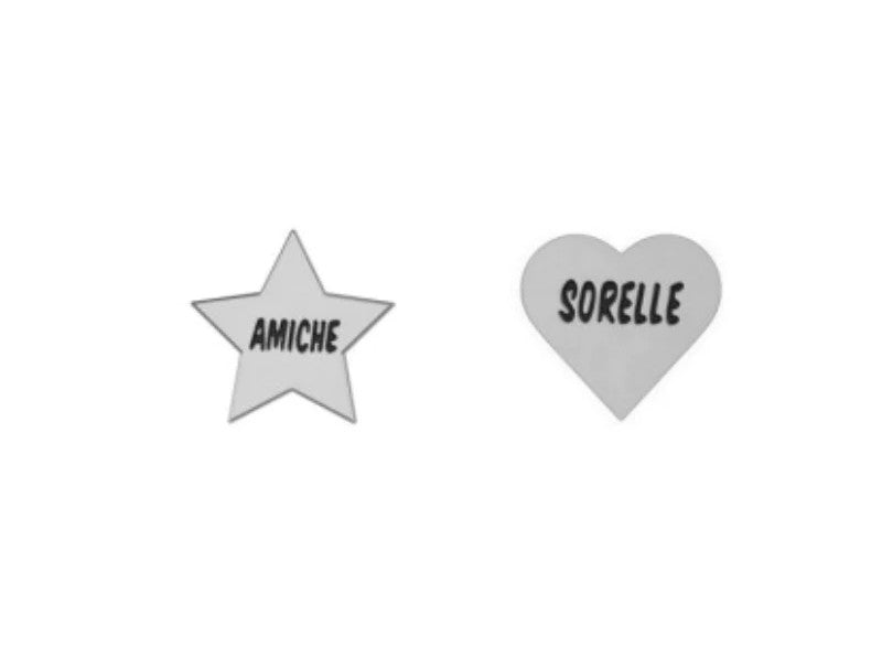"Le amiche sono le sorelle che ti scegli"  Questi orecchini sono un omaggio all'amicizia, quella così profonda da capirsi con uno sguardo, come tra vere sorelle.   Orecchini a lobo con piccola stella con incisa la scritta "amiche" e cuoricino con inciso "sorelle".
