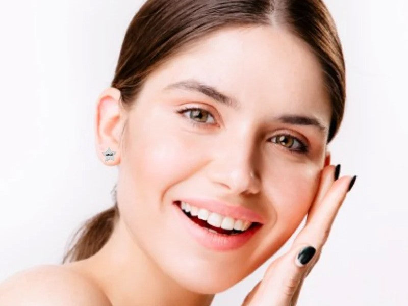 "Le amiche sono le sorelle che ti scegli"  Questi orecchini sono un omaggio all'amicizia, quella così profonda da capirsi con uno sguardo, come tra vere sorelle.   Orecchini a lobo con piccola stella con incisa la scritta "amiche" e cuoricino con inciso "sorelle".