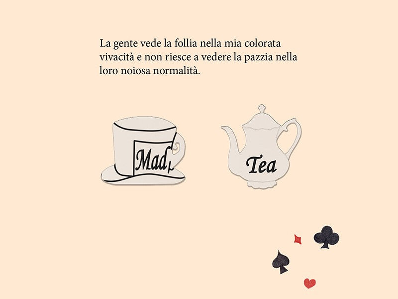 Questi piccoli orecchini, curati nel minimo dettaglio, sono dedicati al Cappellaio Matto. Da una parte abbiamo il suo famoso cappello a cilindro, e dall'altra, la sua stravagante teiera. Questi orecchini, se accostati, comporranno la parola "Mad Tea"!