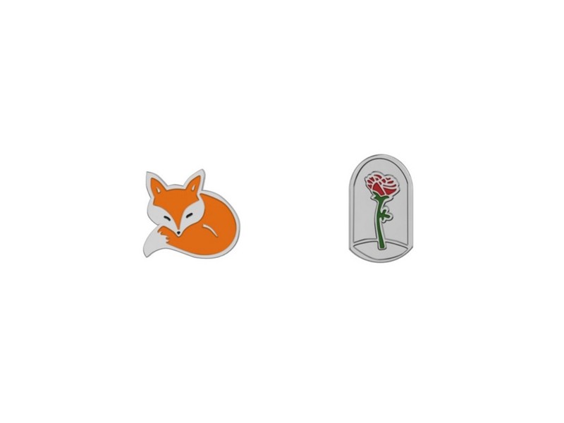 Orecchino a lobo con la famosa rosa all'intero della campana di vetro e dolce volpina sdraiata.