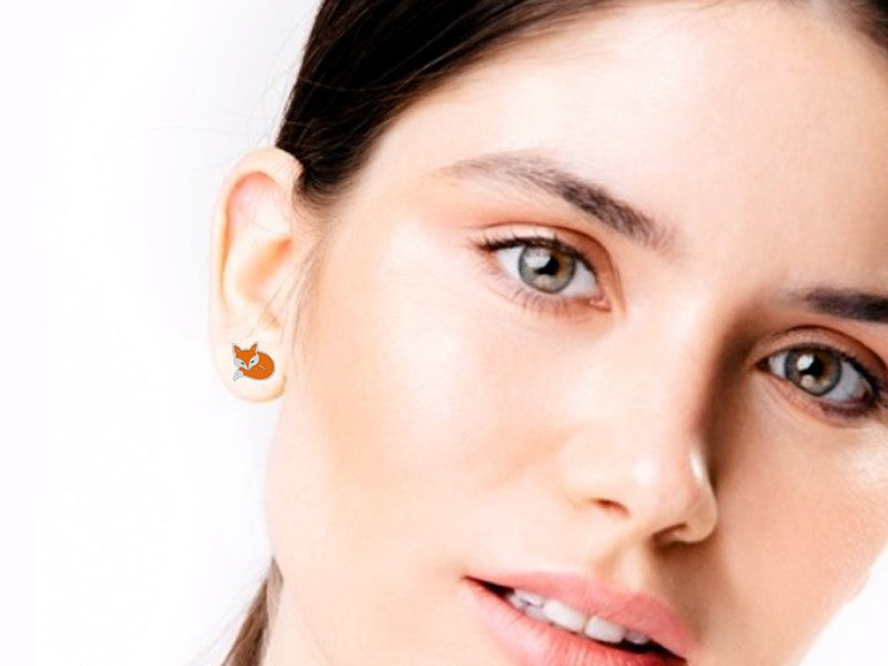 Questi orecchini esprimono la vera essenza del Piccolo Principe. Due simboli complementari, la rosa e la volpe, che rappresentano l'importanza delle relazioni. La rosa esprime il sentimento dell'amore mentre la volpe gli insegnerà il significato dell'amicia. 