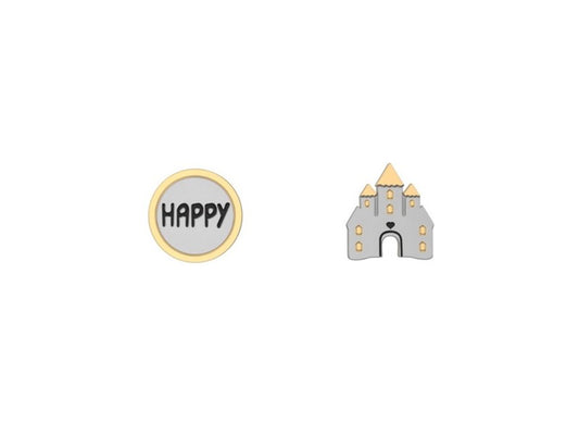 Orecchini a lobo con piccolo castello e bottoncino con incisa la parola "HAPPY".