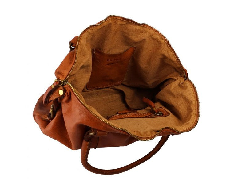 Vista interna borsa Naike in vera pelle morbidissima effetto vintage con tracolla