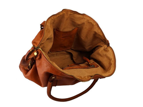 Vista interna borsa Naike in vera pelle morbidissima effetto vintage con tracolla