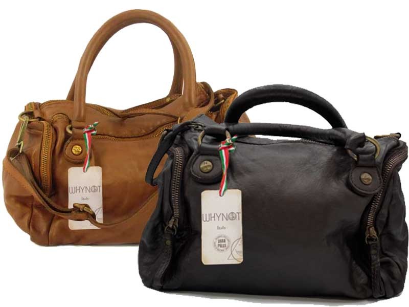 Bauletto in pelle morbida tinto in capo con tracolla in pelle regolabile e rimovibile. Chiusura con con doppia zip e interno rivestito. Accessoriata internamente da una tasca con chiusura a zip e da un taschino aperto, mentre esternamente da due taschine laterali a zip. La particolare chiusura agevola l'ingresso alla borsa, morbido e leggero dai colori caldi donati dalla speciale tintura