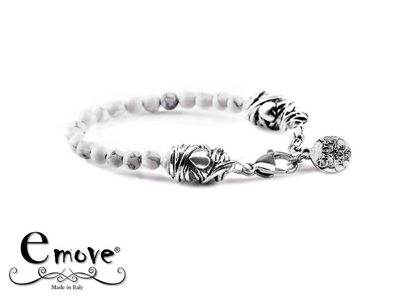 Il bracciale EMOVE BRQ 1070 Aulite composto da scultura metallica in microfusione a forma di cuore con doppio bagno d’argento e pietre naturali appartiene alla linea AMORE.