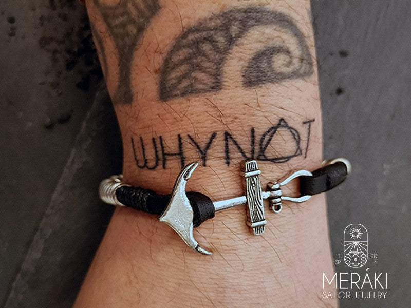 Bracciale Big Anchor con ancora centrale in zamak su braccio tatuato
