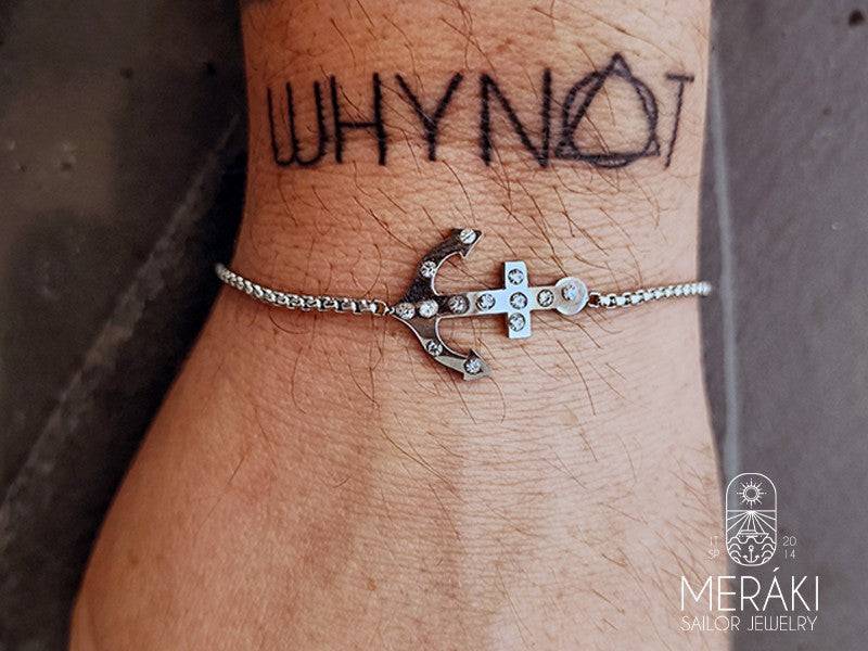 Meraki bracciale Avery con ancora indossato su polso tatuato