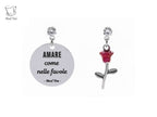 Orecchini con ciondolo con incisa la frase "AMARE come nelle favole" e dolce rosa rossa smaltata.