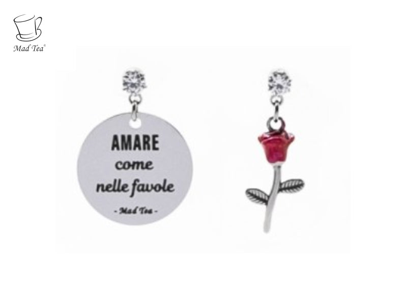 Orecchini con ciondolo con incisa la frase "AMARE come nelle favole" e dolce rosa rossa smaltata.