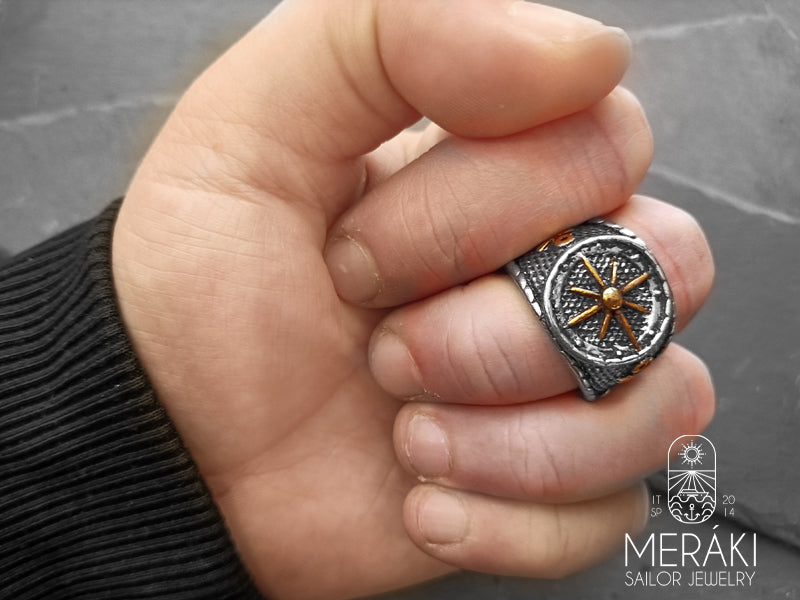 Anello Bahari Meraki sailor jewelry in acciaio con rosa dei venti e ancora dorate