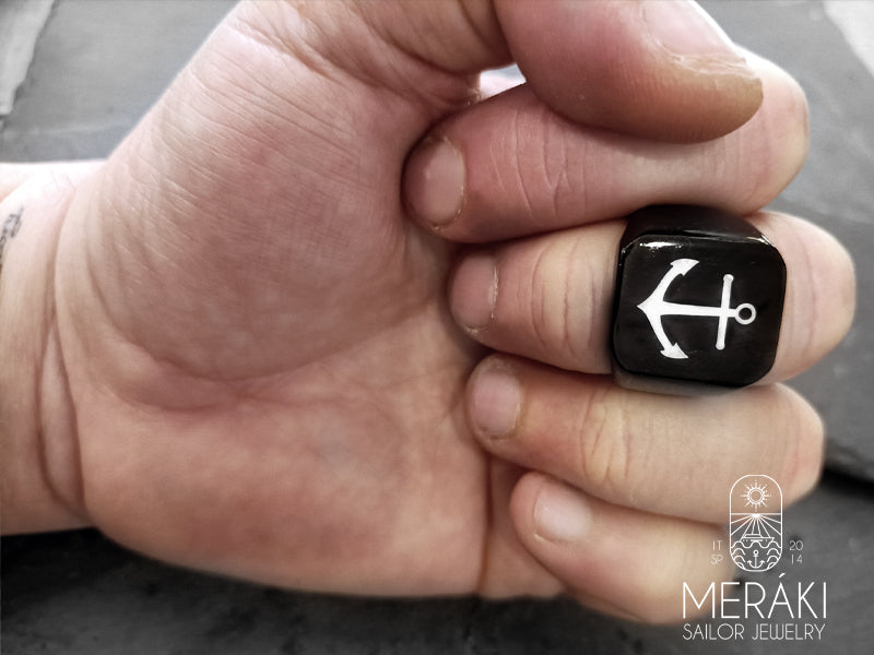 Anello Briseida Meraki sailor jewelry in titano nero con ancora