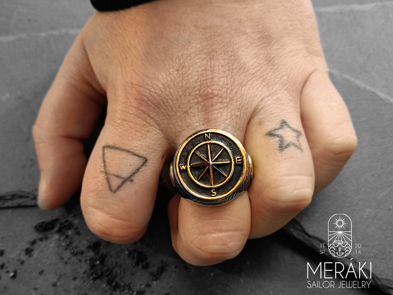 Meraki sailor jewelry Anello Dorian con rosa dei venti e ancore