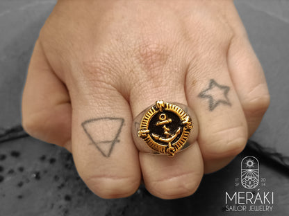 Meraki anello Delmar in acciaio lucido con sigillo dorato a forma di punti cardinali con ancora dorati