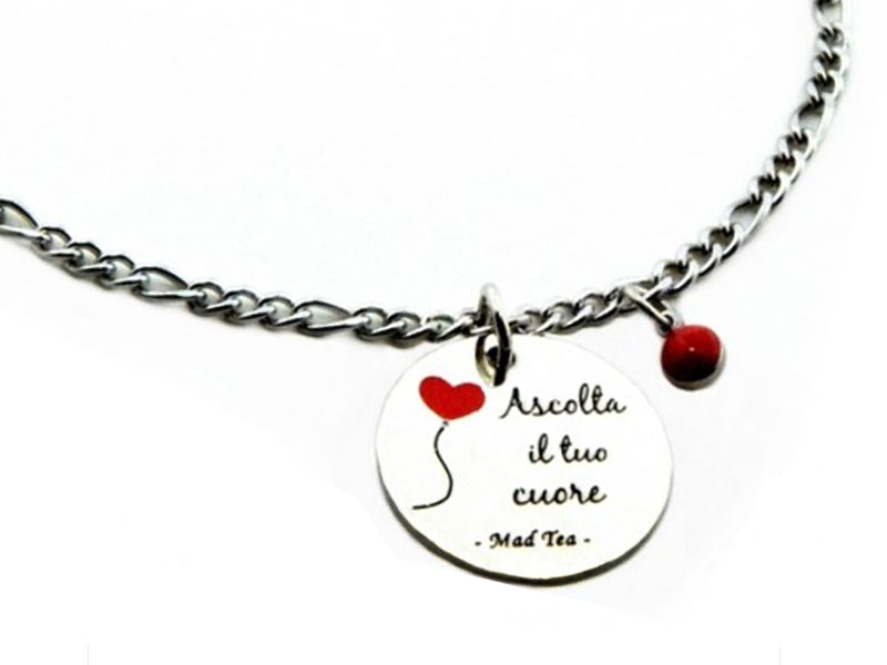 Dettaglio sui ciondoli del bracciale Ascolta il tuo cuore con cuore rosso