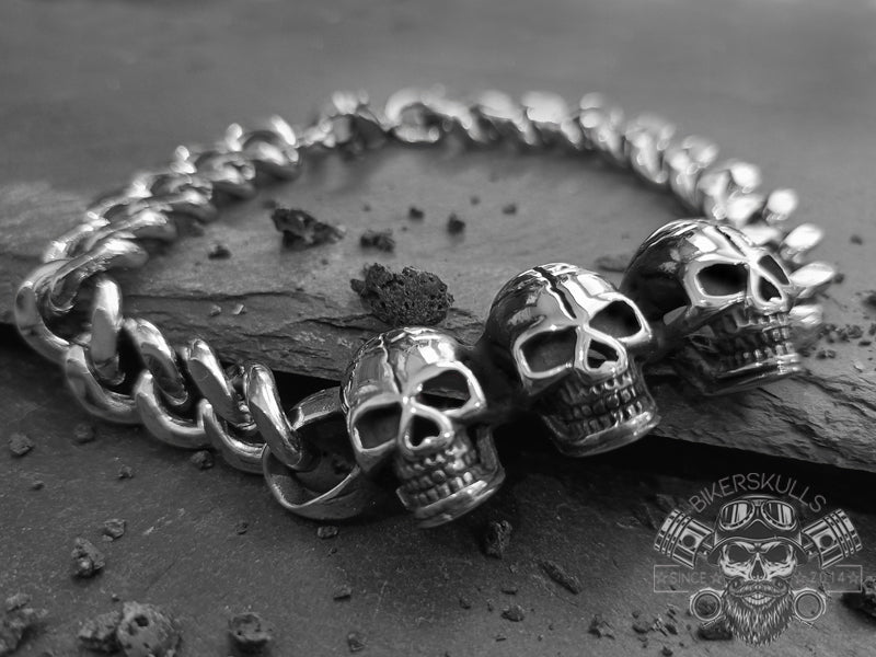 Stainless steel biker skulls chain bracelet with three skullsStainless steel biker skulls chain bracelet with three skullsEsprimi il motociclista che è in te con questo audace bracciale, che si abbina bene ad accessori in pelle e all'abbigliamento casual. Caratterizzato da tre teschi molto dettagliati dagli occhi neri e profondi, questo bracciale non passerà sicuramente inosservato ed attirerà sicuramente l'attenzione.