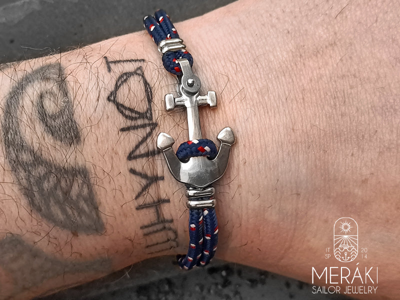 Bracciale indossato con ancora in acciaio e cordino nautico multicolor