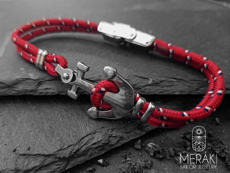 Che tu stia per solcare i mari di mezzo mondo o semplicemente vuoi attirare un po' l'attenzione, le linee pulite e il simbolismo di un braccialetto realizzato con cordino nautico bicolor e ancora in acciaio ti aiuteranno a elevare il tuo stile.