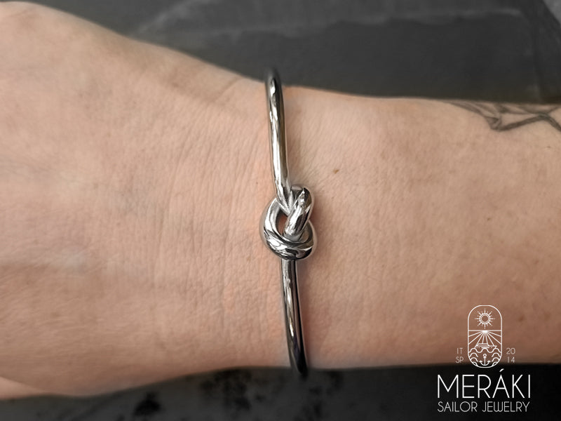 Bracciale la cui forma ricorda quella del numero 8, lo stesso che disteso rappresenta l’infinito simbolo per eccellenza di unione, del legame tra una o più persone, qualunque essa sia e chiunque essi siano. 