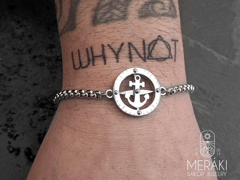 Bracciale con ancora deliziosamente dettagliata e la sua bussola di accompagnamento sono il sogno di ogni viaggiatore. L'ancora argentata ruota liberamente sulla bussola