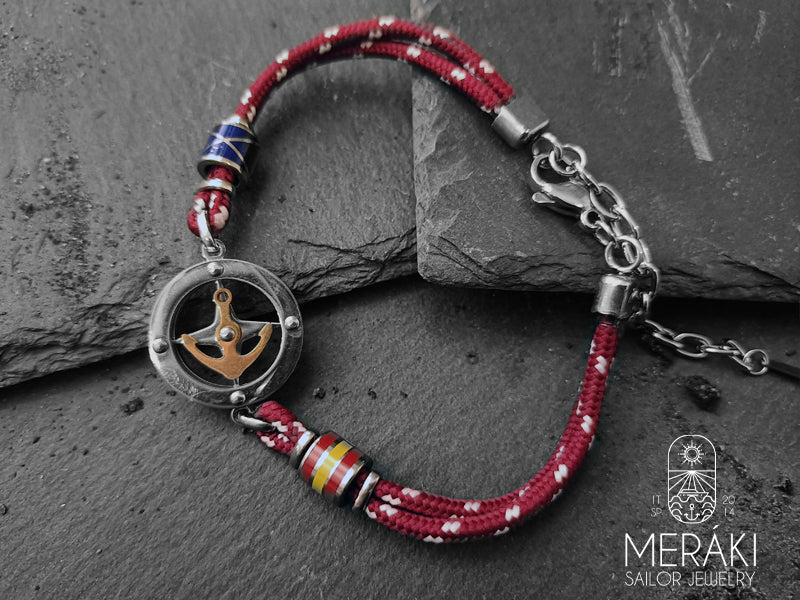 Il filo di corda colorata rende questo bijoux giovane e trendy ma allo stesso tempo è tanto discreto da sposarsi perfettamente con outfit giacca e cravatta.