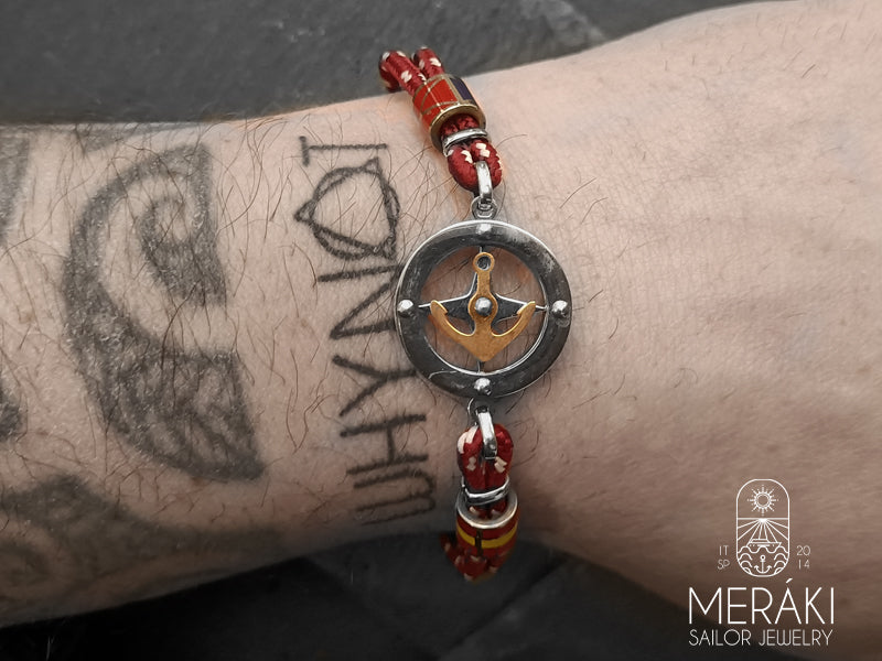 Bracciale Meraki sailor jewelry Noah con ancora girevole dorata e rosa dei venti su polso tatuato WhyNot