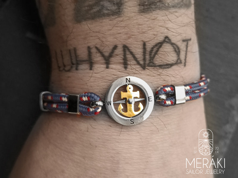 Bracciale da uomo marinaro indossato con ancora e rosa dei venti