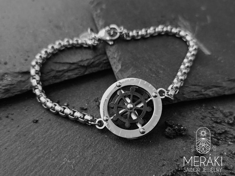  Bracciale con timone deliziosamente dettagliato e la sua bussola di accompagnamento sono il sogno di ogni viaggiatore. Il timone nero ruota liberamente sulla bussola.
