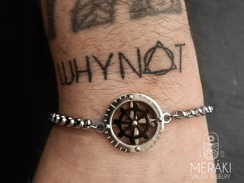 Meraki sailor jewelry bracciale kai con timone indossato su polso tatuato